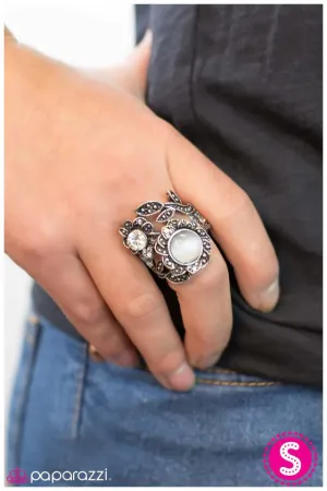 Paparazzi Ring ~ Midsummers Dream - White