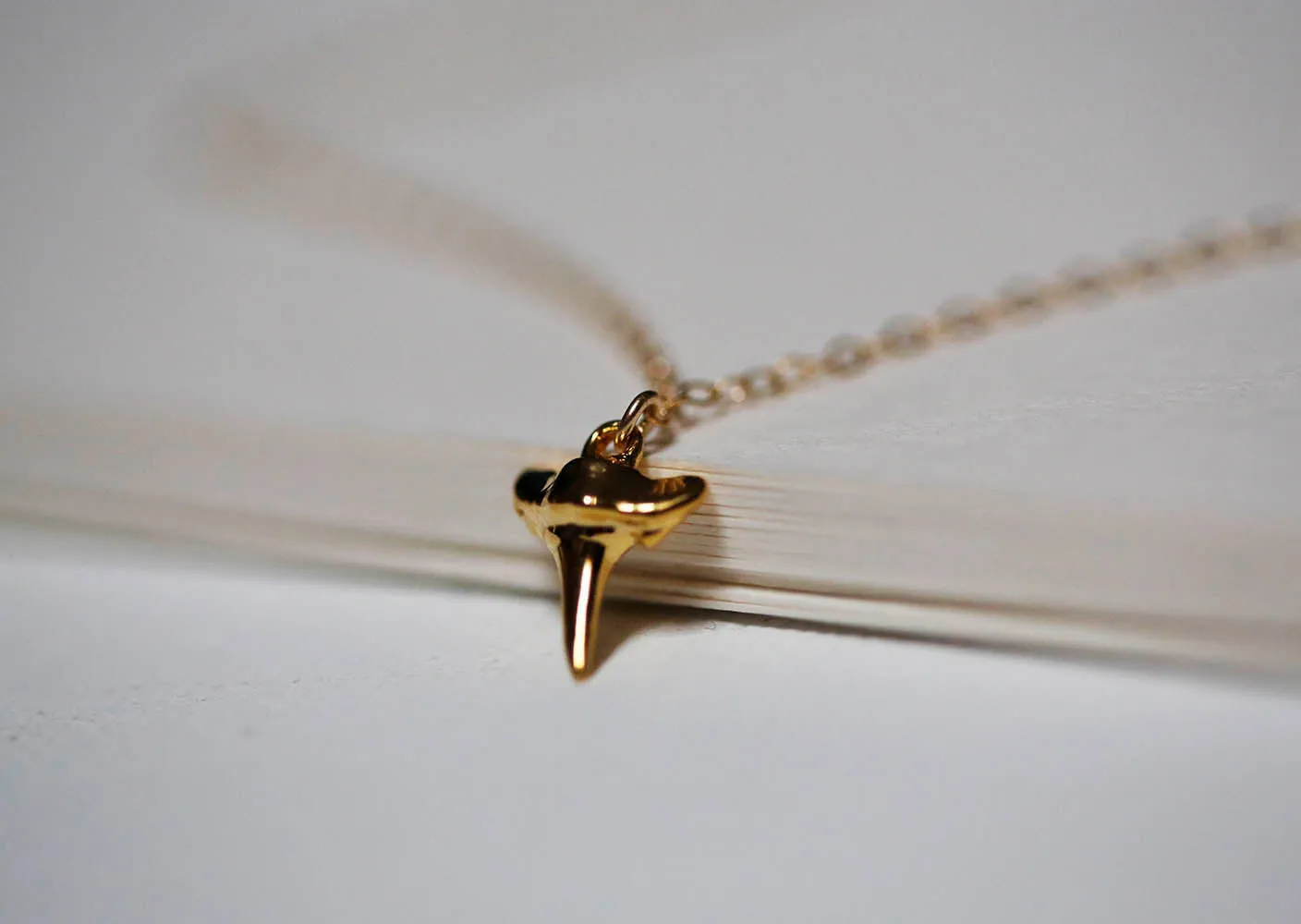 Refined fashion Gold Shark Tooth Necklace, Gold Dainty Necklace For Women Sexy Charm Necklace